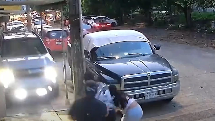 Familia se salvó de ser atropellada en Veracruz video