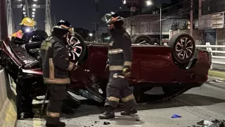 Volcadura en bulevar Valsequillo de Puebla