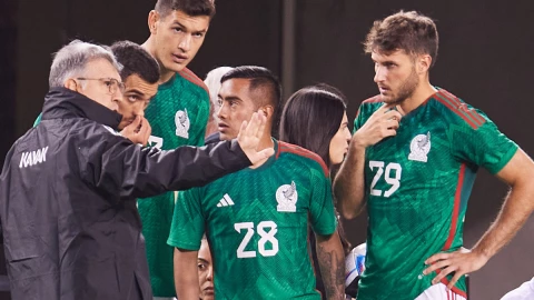 Tata Martino y Santiago Gimenez.jpg