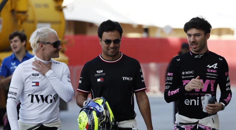 Valtteri Bottas, Checo Pérez y Pierre Gasly, durante los tests de pretemporada de ña F1 en Bahréin.