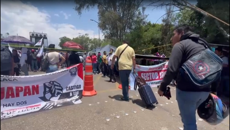 Por bloqueo de maestros de la CNTE cierran Aeropuerto de Oaxaca
