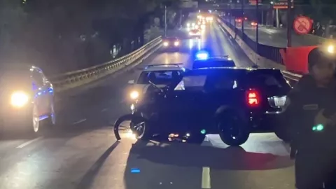 Auto destrozado en Churubusco.