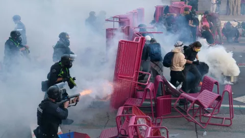 Policía agrede a periodista durante protestas en Los Ángeles