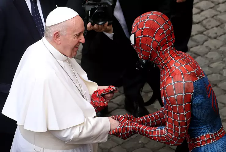 Papa Francisco recibe la visita del Spider-Man en el Vaticano