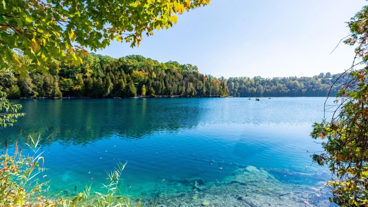 El agua cristalina del Green Lakes State Park