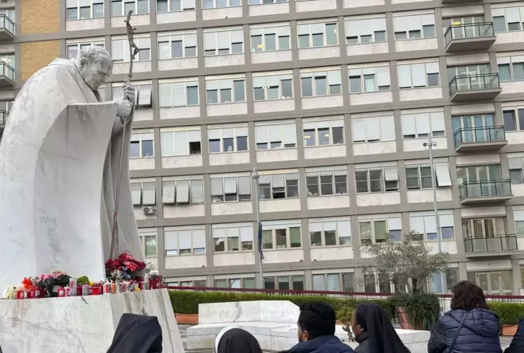 Fieles católicos acuden al hospital donde está el papa Francisco.jpg