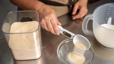 La gelatina es un postre bajo en calorías que aporta colágeno y proteínas, favoreciendo saciedad, hidratación y salud general