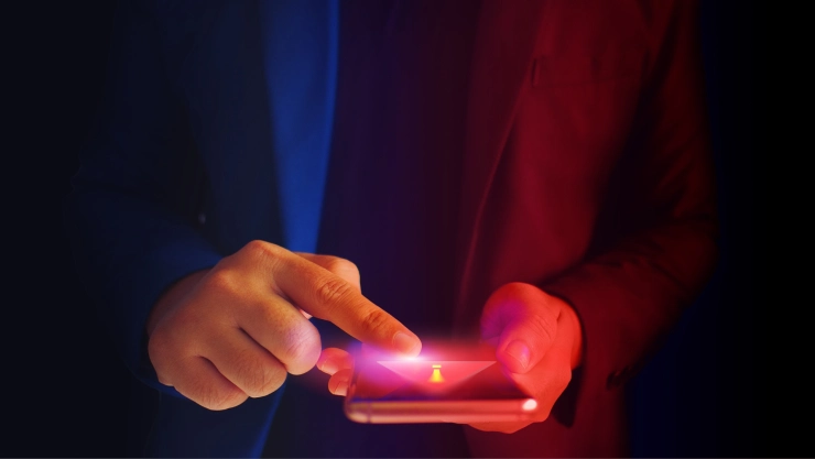 Una persona mira su celular