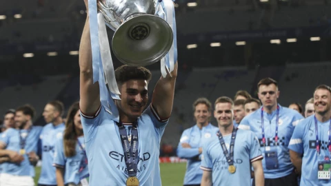 Juli&aacute;n &Aacute;lvarez alzando la Copa de la Champions League