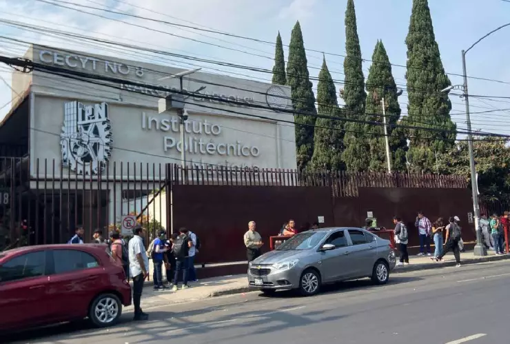 Encapuchados ingresaron a la Voca 8 del IPN este 21 de noviembre.