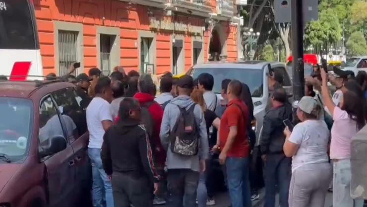 Movilización en el centro de Puebla por comerciante detenido