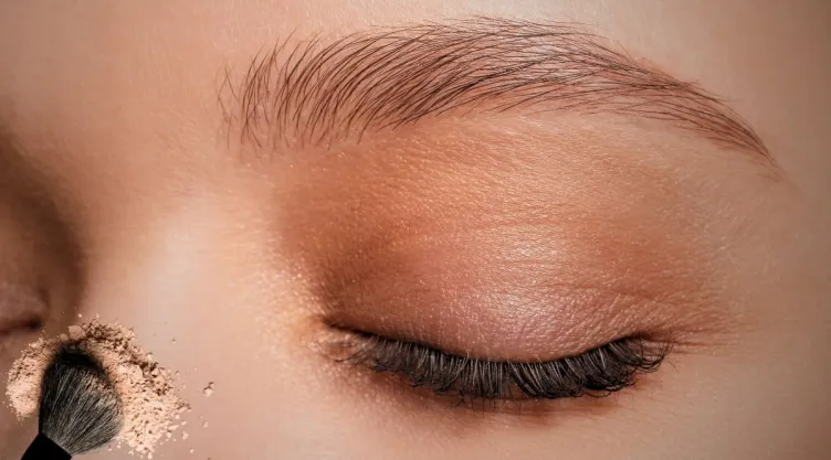 3 formas de usar la sombra café para definir las cejas al instante.jpg