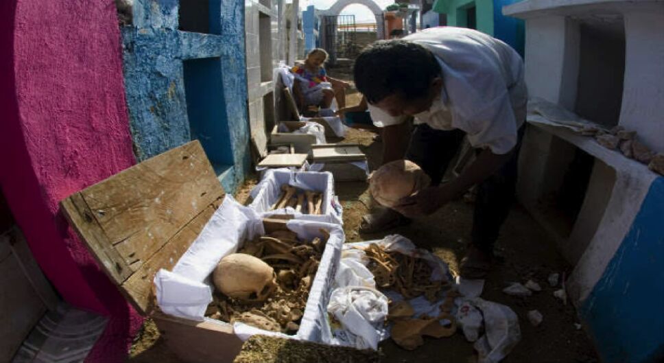 En el sureste de México existe la tradición de sacar los restos de las