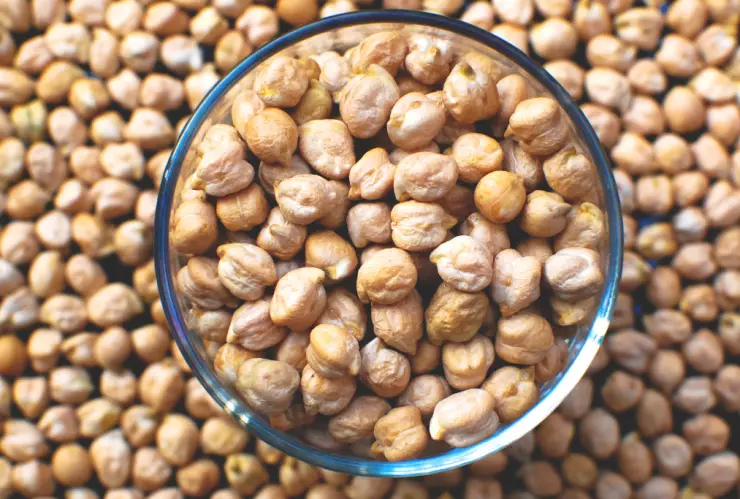 La razón por la que debes quitar la espuma que se forma de los garbanzos remojados