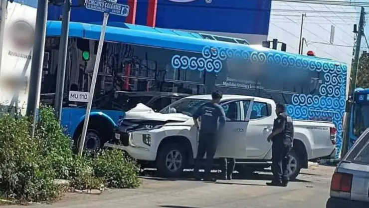 ¡Atención! Se reporta FUERTE accidente entre camioneta y Va y Ven en Circuito Colonias