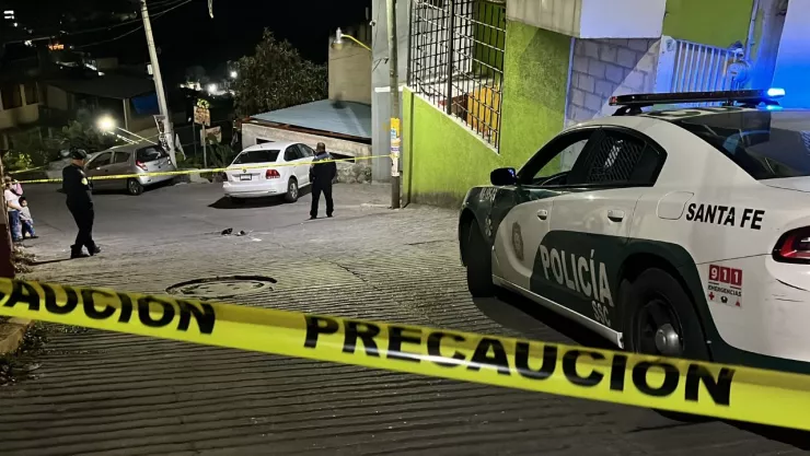 CDMX: ¿Otra bajada del diablo? Falla el freno de mano y auto rompe barda de una casa