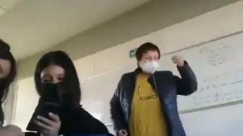 Maestra dice restrasados mentales a los alumnos