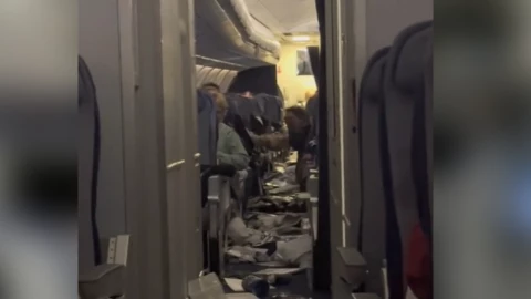 Avión alcanzado por rayo