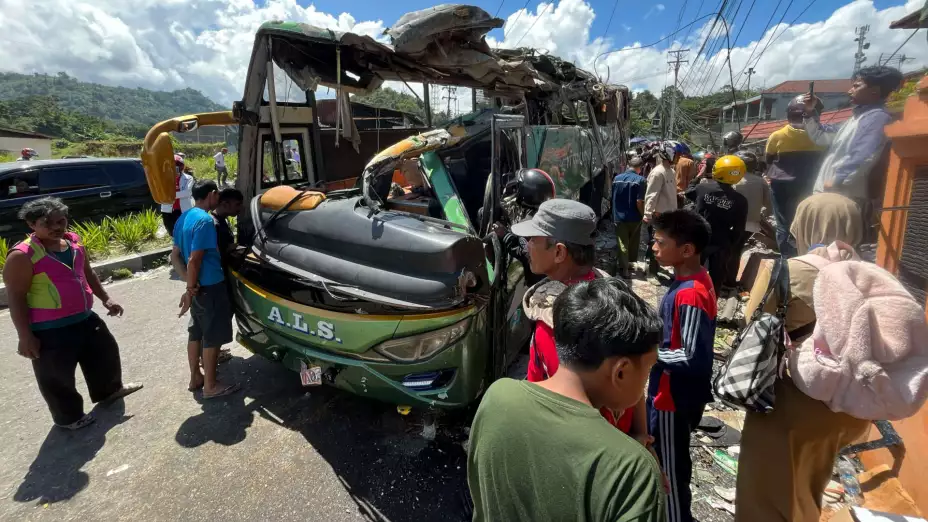 Escena de un accidente vial en Padang Panjang, Indonesia.