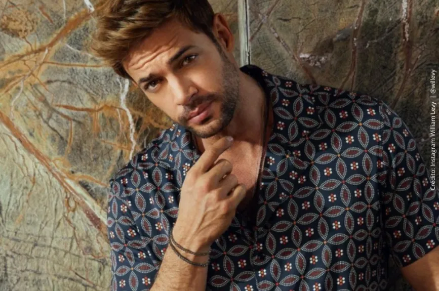 William Levy con camisa de flores..jpg
