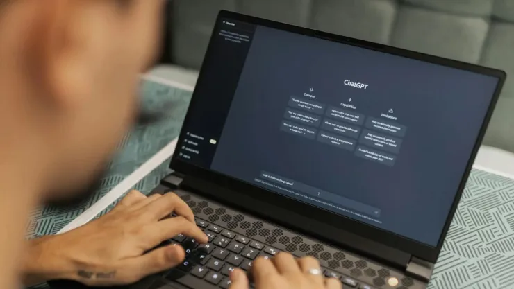 Así puedes ahorrar energía al usar Inteligencia Artificial; esto dice ChatGPT, Gemini, DeepSeek, entre otras