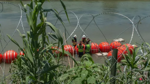 Ordenan a Policía de Texas empujar a migrantes al Río Bravo