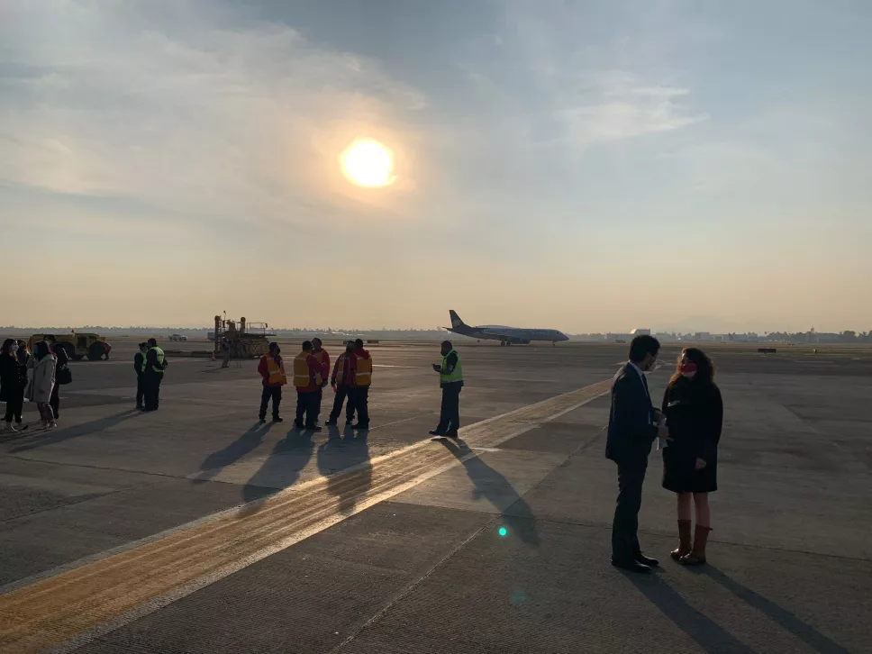 Llega a México el primer lote de vacunas de Pfizer