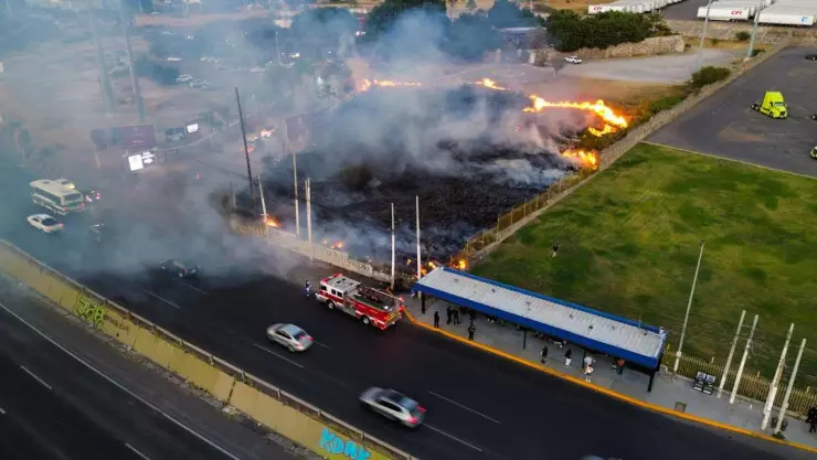 Incendio de Pastizal en la colonia Las Américas en Querétaro