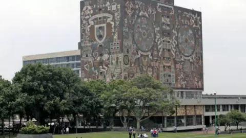 Universidades deben esforzarse para regresar a clases presenciales: AMLO