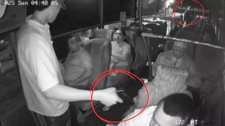 VIDEO FUERTE: Pasajeros y conductor someten a ladrones durante asalto armado en transporte público en Colombia