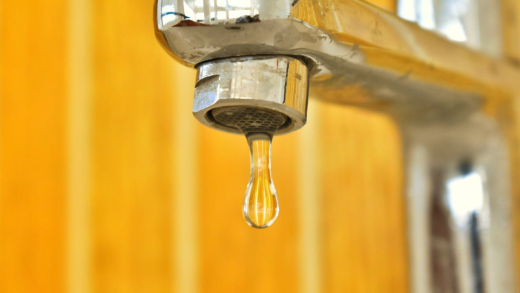 Goteo de grifo de agua.