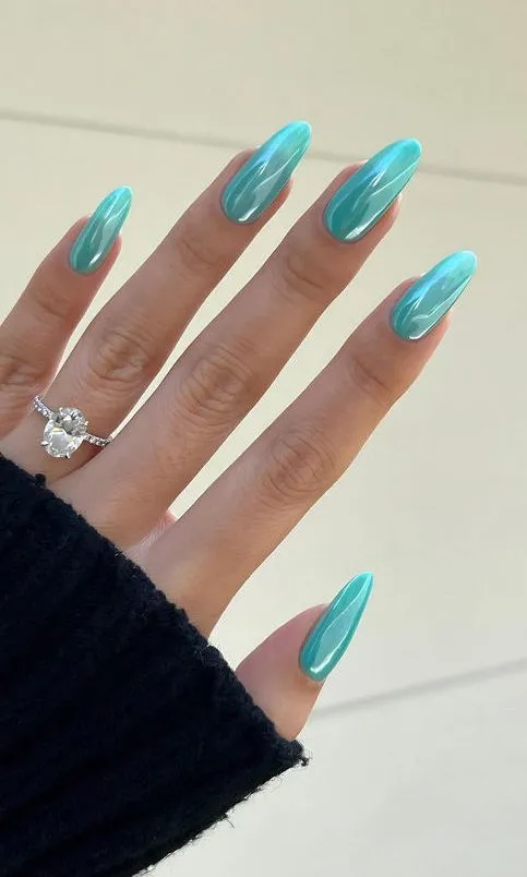Cómo llevar las uñas aguamarina para lucir elegante en verano 2026