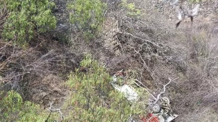 Camioneta quedó al fondo de barranco tras accidente sobre la carretera Coxcatlán–Pala, Puebla hoy