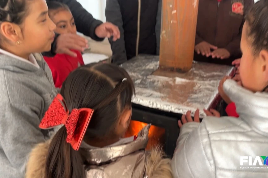 La comunidad de La Silla en Durango se calientan con fogones dentro de las aulas.