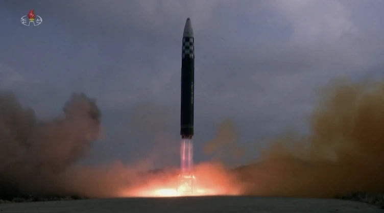 Corea del Norte prueba lanza otro misil balístico; amenaza con aumentar su poderío nuclear.