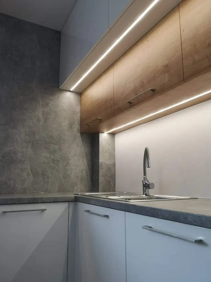 3 ideas para poner luces LED en la alacena de la cocina sin instalar cableado: se verá moderno