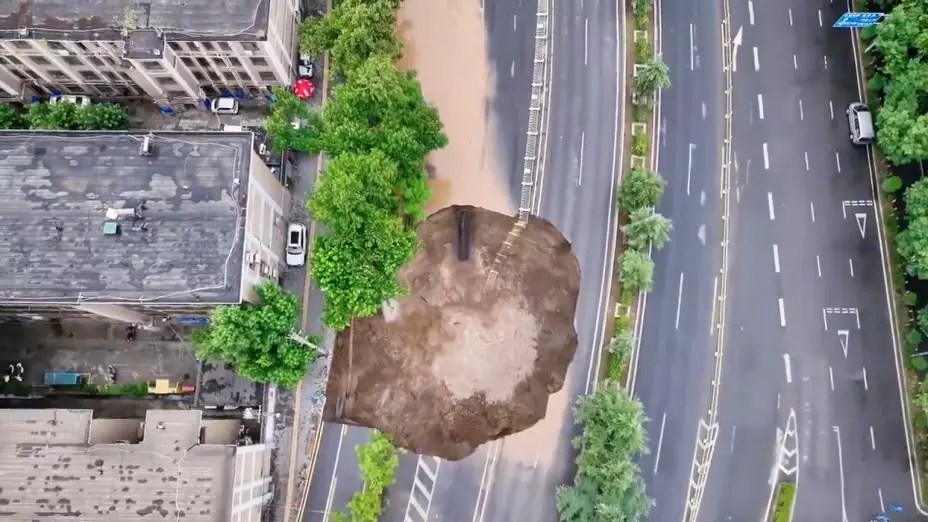 enorme-agujero-se-abre-en-carretera-china-socavon-video
