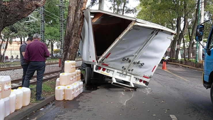 Camión de carga pierde el control y se estrella contra el Tren Ligero en Tlalpan