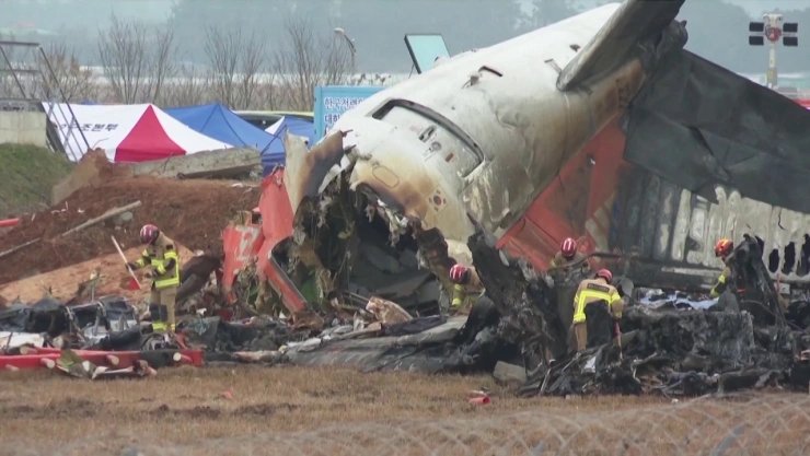 Restos del avión de Jeju Air accidentado en Muan, Corea del Sur.
