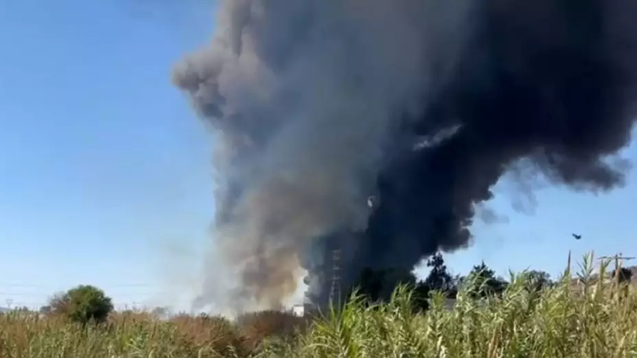 Se registra fuerte incendio en recicladora de Irapuato, hacia la salida a León
