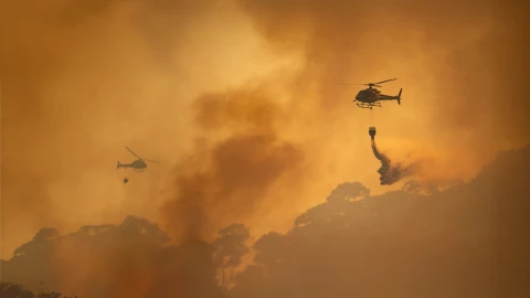Helicópteros de rescate en medio de los incendios de California