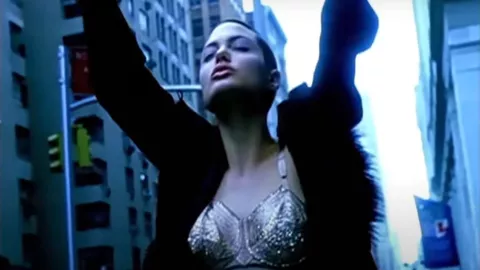 Celebridades que fueron modelos de videos musicales - Angelina Jolie
