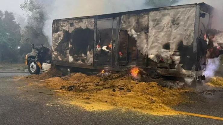 Tráiler ardió en carretera y movilizó a cuerpos de emergencia