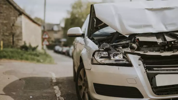 Pierde el control y estrelló su camioneta