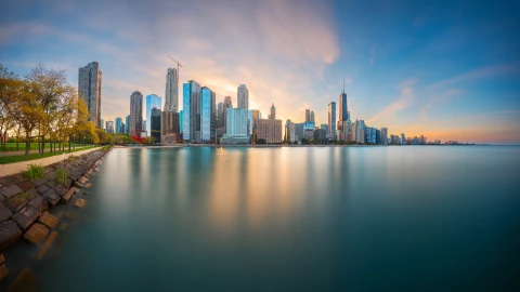 una vista del lago Michigan con el fondo de la ciudad de Chicago