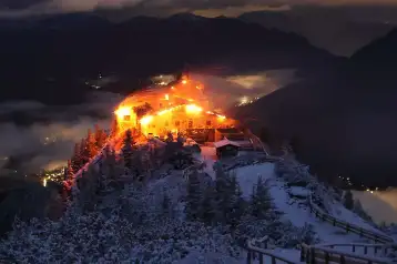 Incendio del “Nido del Águila” -construido para Adolf Hitler- en los Alpes bávaros.