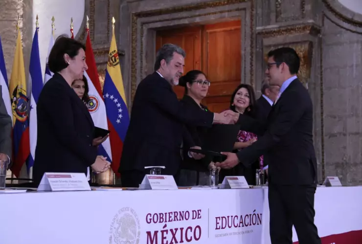 SEP: becas a estudiantes para Francia