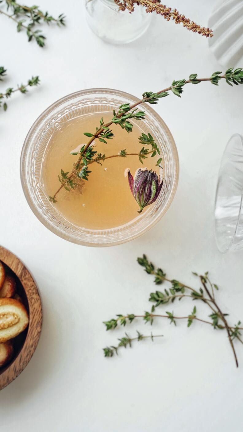 Té blanco. Este té combinado con pétalos de rosa ayudaría a cargar de energía por las mañanas. También mejora el estado de ánimo y te mantiene activo por más tiempo.