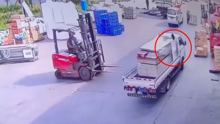VIDEO | Mujer muere apl4stad@ tras ser golpeada por un montacargas; el conductor no la vió
