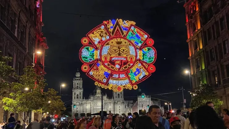 zócalo de la CDMX alumbrado con temática de fiestas patrias